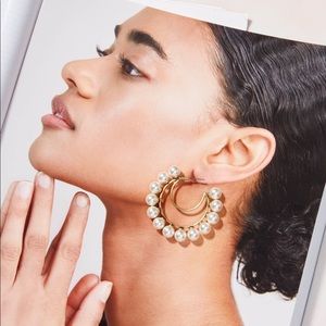 Power pearls hoop earrings